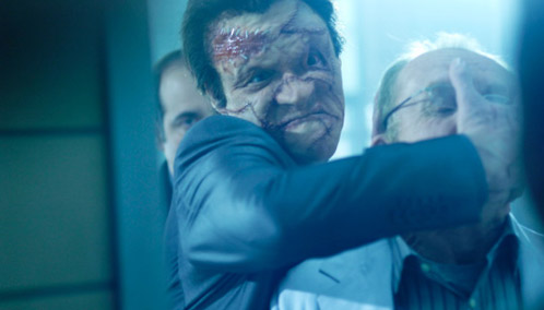 Jigsaw aplicando sus m&eacute;todos m&aacute;s violentos tras quedarse hecho un puzzle