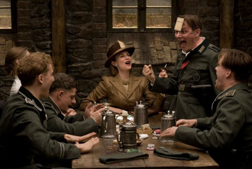 Un grupo de soldados nazi juegan a las cartas con Bridget von Hammersmark