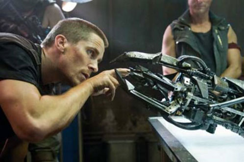 John Connor jugando con un de sus rivales terminator