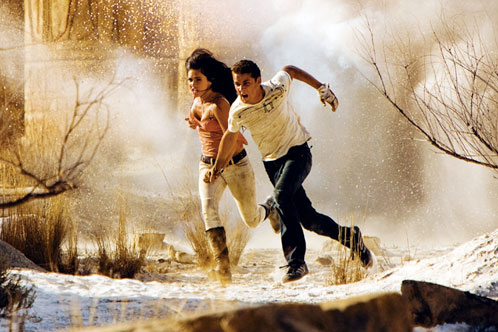 Mikaela Banes y Sam Witwicky corretean por el desierto