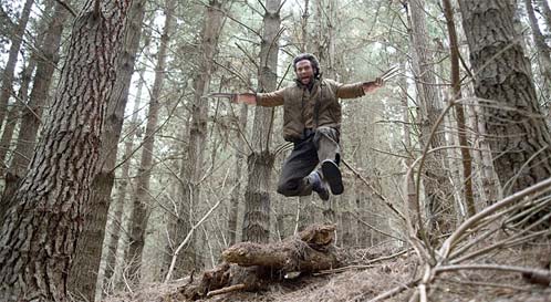 Logan brincando por el bosque