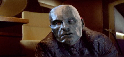 Destro (Christopher Eccleston) vistiendo su famosa m&aacute;scara