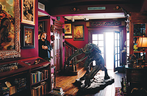 Guillermo del Toro en la casa de LA que tiene dedicada a sus colecciones