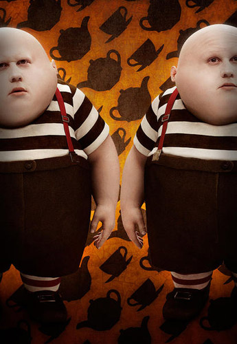 Matt Lucas como los gemelos Tweedledum y Tweedledee