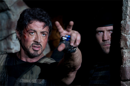 Sylvester Stallone y Jason Statham preparando los fuegos artificiales