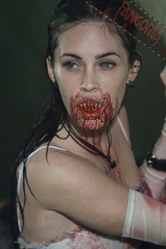 Megan Fox marcando dientes en Jennifer's Body