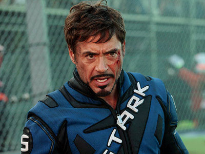 Tony Stark (Robert Downey Jr.) con el mono de piloto de F1 Vintage