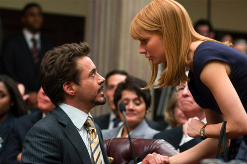 Tony Stark y 'Pepper' Potts compartiendo inquietudes en un juicio