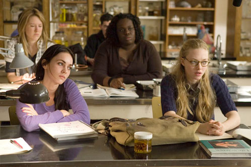 Jennifer Check (Megan Fox) y Needy Lesnicky ( Amanda Seyfried) en clase