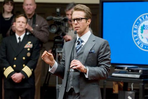 Justin Hammer dándolo todo en una rueda de prensa donde presenta... ¿?