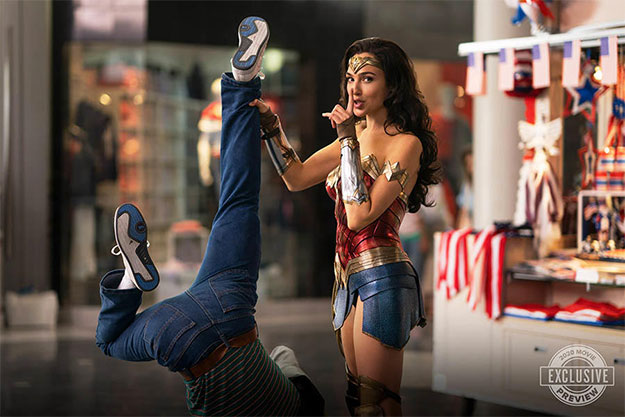 Wonder Woman verificando la talla de las zapatillas del villano de turno