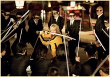 The Bride (Uma Thurman) a punto de aplicar un afeitado colectivo