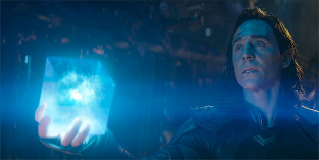 Loki entrega a Thanos el Tesseracto... la gema del espacio