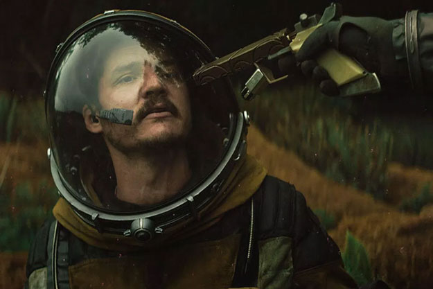 A Pedro Pascal le queda bien el casco y sabe cómo disfrutar el espacio