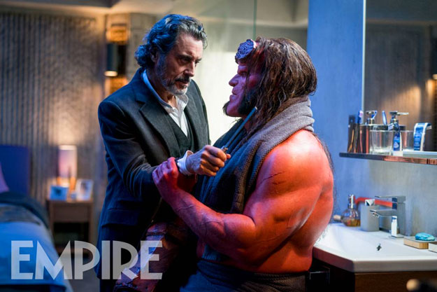 Padre, Profesor ‘Broom’ Bruttenholm (Ian McShane), e hijo, Hellboy (David Harbour), se desafían