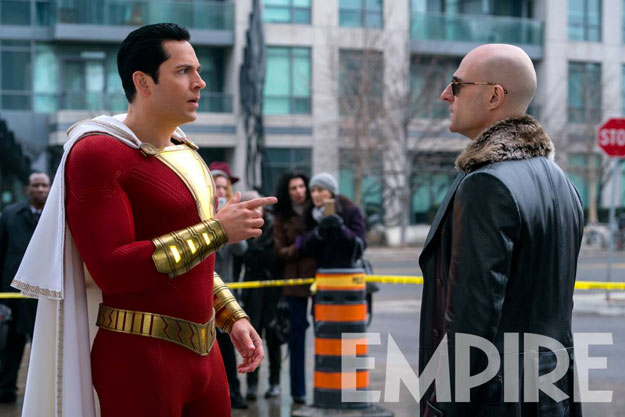 Shazam (Zachari Levy) plantando cara al Dr. Thaddeus Sivana (Mark Strong)