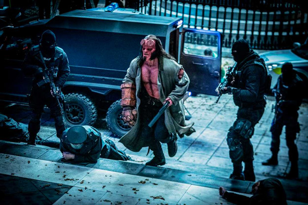 Hellboy subiendo las escaleras para su primera intervención con la AIDP