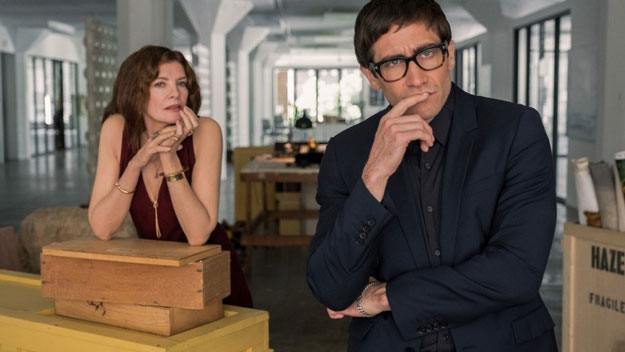 Rene Russo y Jake Gyllenhaal miran las obras sobrenaturales de Velvet Buzzsaw