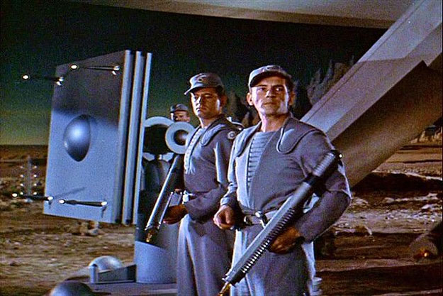 Dos de los tripulantes que se las verán con el Dr. Morbius, con su hija Altaira y con el robot Robby en Planeta prohibido
