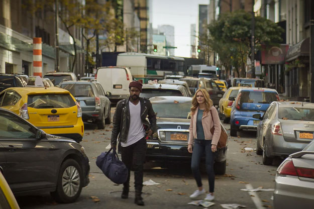 Jovan Adepo como Larry Underwood y Heather Graham como Rita Blakemoor