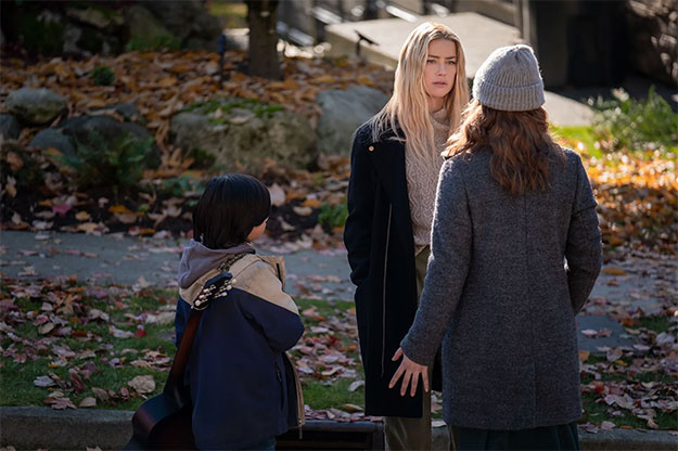 Amber Heard como Nadine Cross, encargada de un niño abandonado y llamado Joe (Gordon Kyle Diez Cormier)