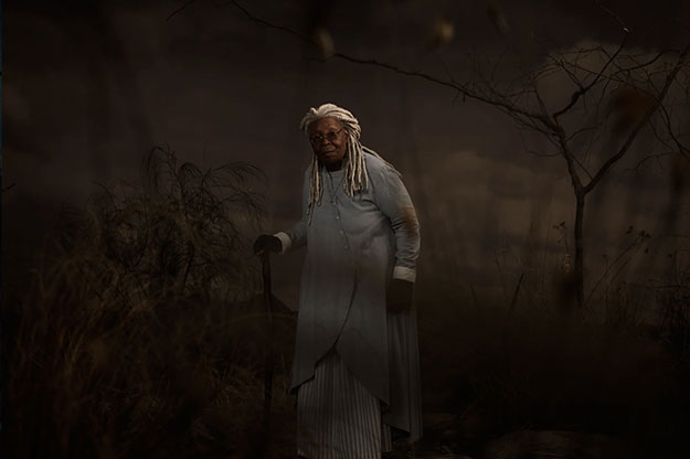 Whoopi Goldberg como Madre Abigail