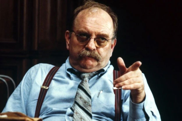 Wilford Brimley con bigote... matón de un buffet de abogados