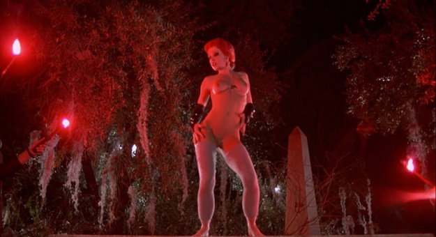 Mucha historia hay tras este striptease de Linnea Quigley