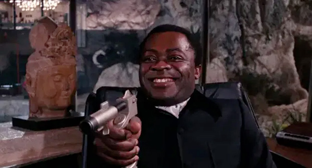 Yaphet Kotto vs. James Bond (fuera de plano)