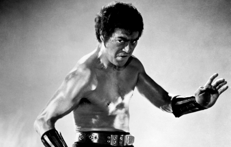 Sonny Chiba como Takuma Tsurigo en The street fighter