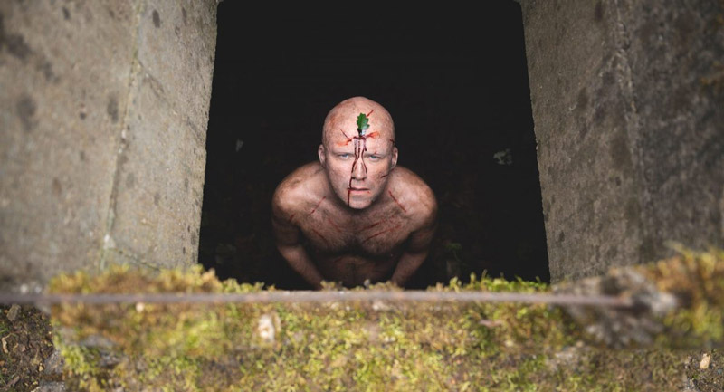 Rory Kinnear como el hombre planta que refleja la actitud de James