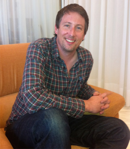 Joe Cornish sonríe amigablemente en la entrevista para Uruloki