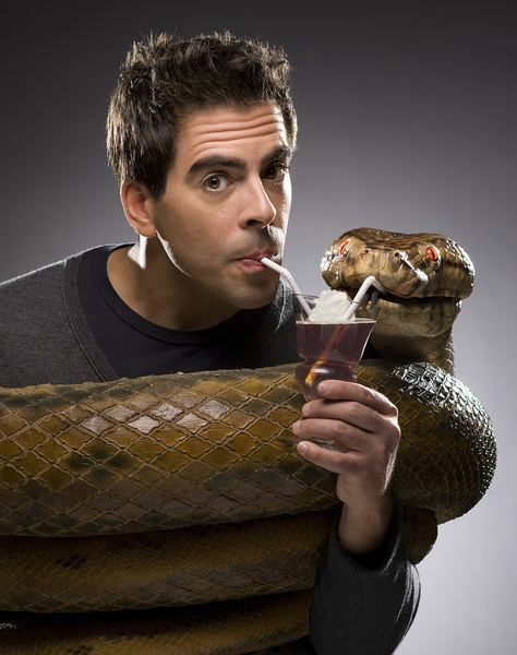 Eli Roth compartiendo algo con una amiga de la selva donde rodará The Green Inferno